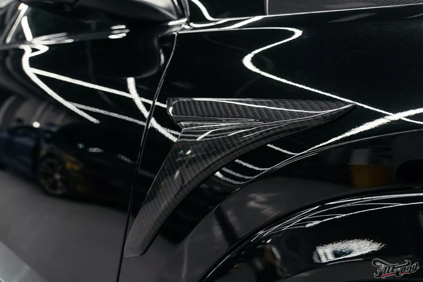 Выкинули BURMESTER 3D из нового Mercedes GLE 63S и установили новую акустическую систему. Выполнили комплексную шумоизоляцию, построили выхлопную систему, установили обвес Larte, оклеили полиуретаном